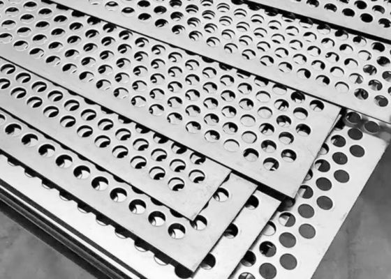 Largura líquida 15-2000 mm Chapa de metal perfurada para indústrias e construções