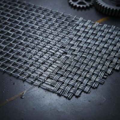 Tela de arame trançado com trama lisa e trama cruzada, projetada para desempenho industrial