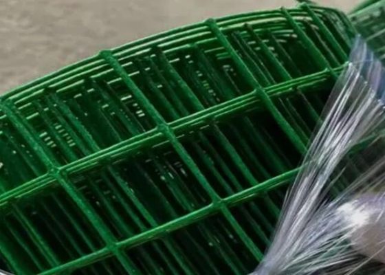 O verde revestiu o fio Mesh Roll Welded Wire Mesh de 0.35mm-6mm que cerca Rolls antienvelhecimento