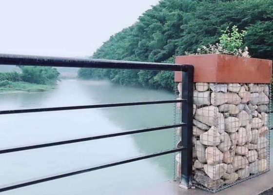 Malha de fio de soldagem pesada usada como gabião decorativo na construção de paisagens