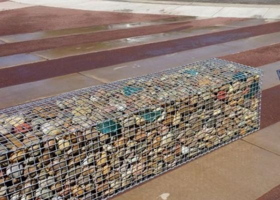 Malha de fio de soldagem pesada usada como gabião decorativo na construção de paisagens