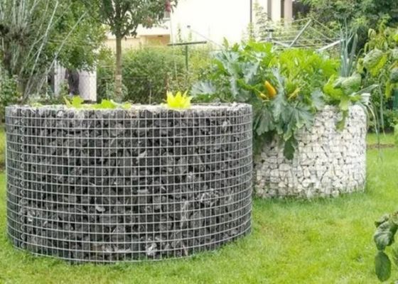 Malha de fio de soldagem pesada usada como gabião decorativo na construção de paisagens