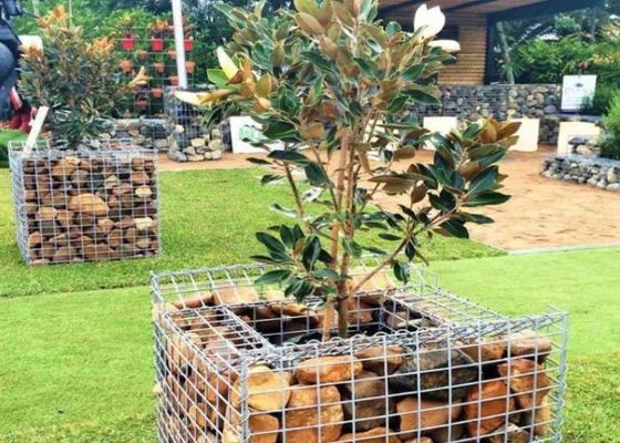 Malha de fio de soldagem pesada usada como gabião decorativo na construção de paisagens