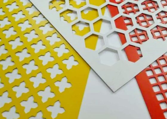 Retalhos metálicos perfurados com formas de buracos e tratamentos de superfície personalizados