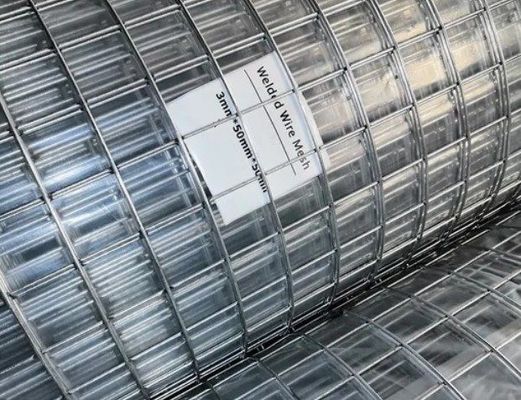 Retalhos de fios de malha soldados de buracos quadrados revestidos com PVC, com tamanhos de buracos de 1/4'', 3/8'' e 3/4' para gaiolas de segurança e recintos para animais