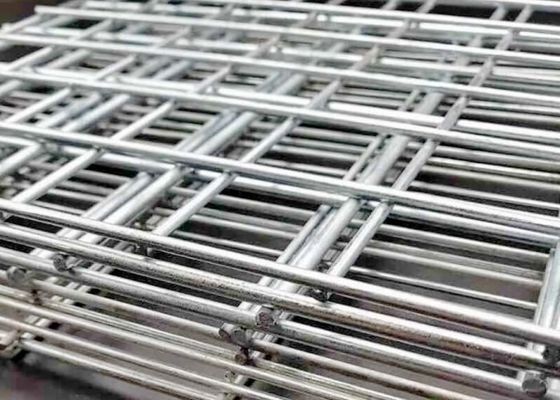 Painéis de malha de arame soldada galvanizada por imersão a quente, duráveis e personalizáveis para aplicações versáteis