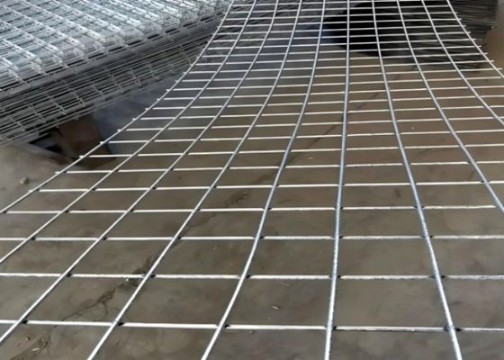 Painéis de malha de arame soldada galvanizada por imersão a quente, duráveis e personalizáveis para aplicações versáteis