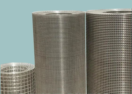 Largura soldada galvanizada padrão de Mesh Rolls 3fts 4fts da cerca de fio de ASTM